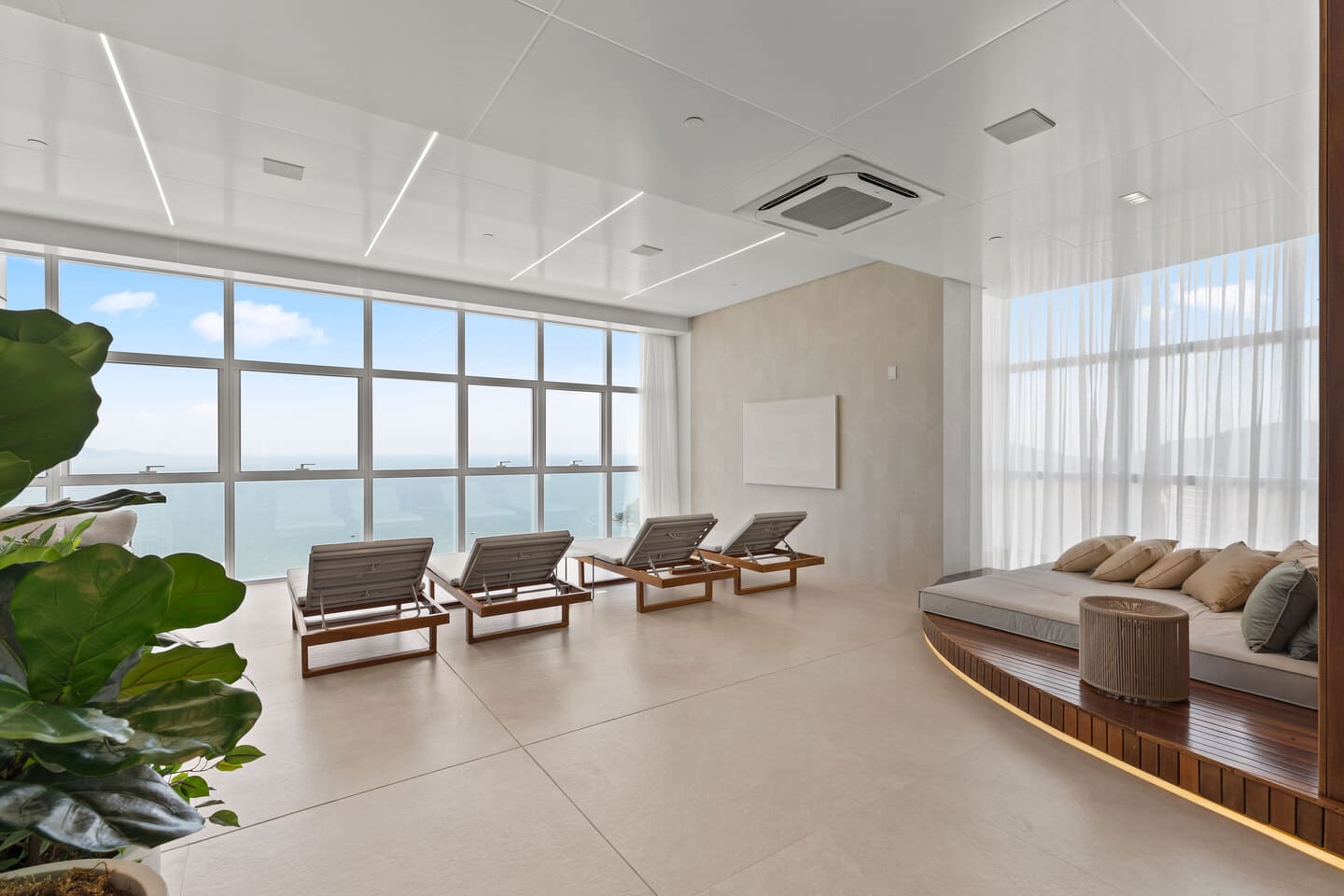 Glazed panoramic solarium on an upper floor offering 180-degree views of the sea and Barra Sul hills