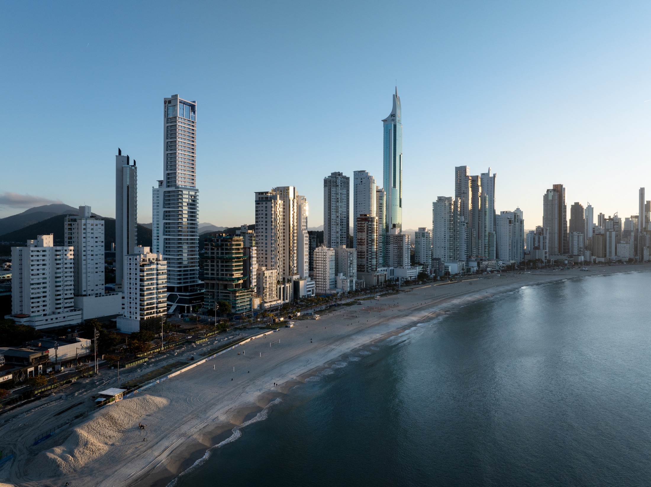 Fotografía aérea real de Tonino Lamborghini Residences entregado en Barra Sul, Balneário Camboriú al atardecer