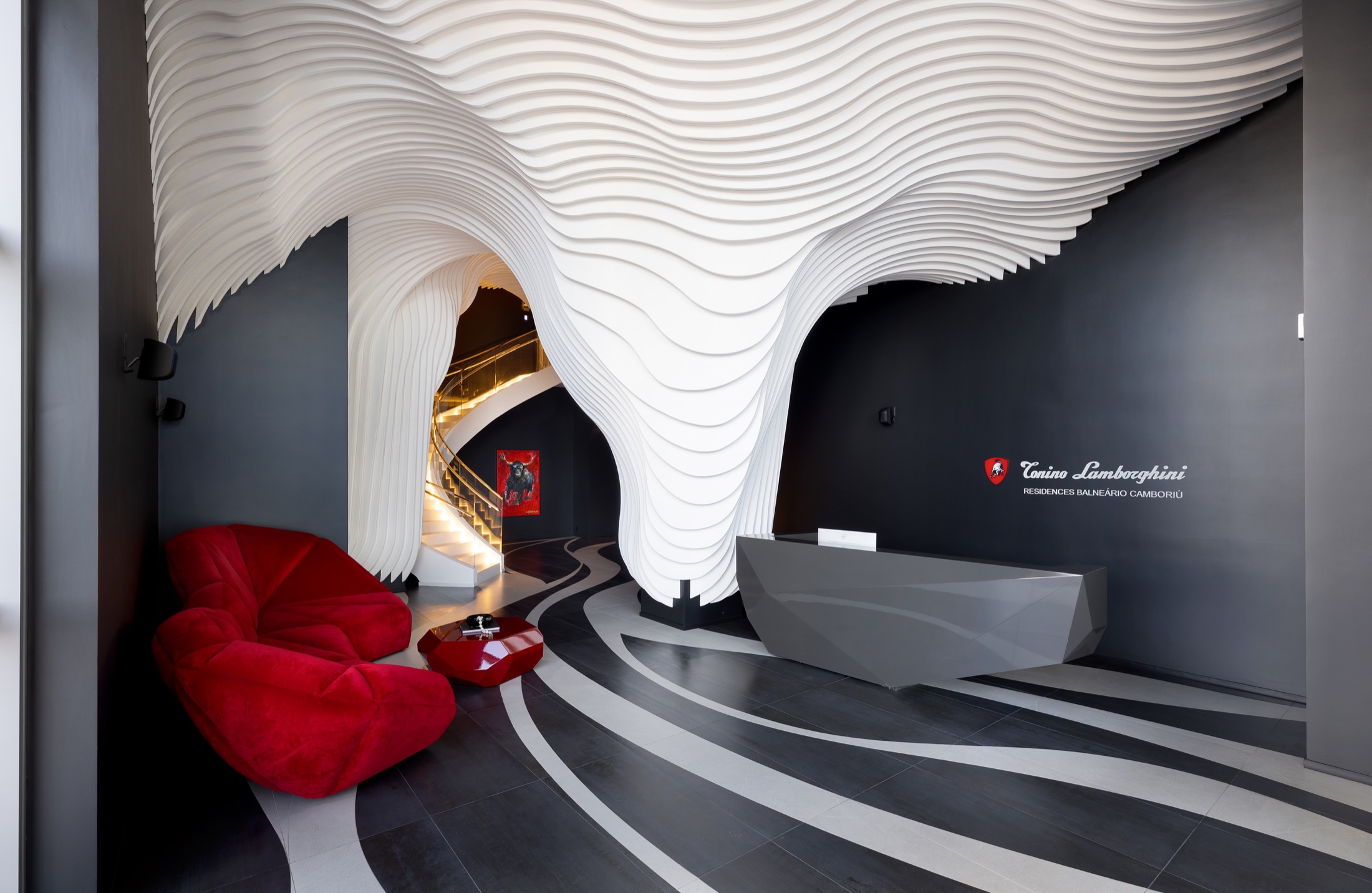 Fotografía real del living del Hall de entrada con sillones y sofás Tonino Lamborghini Casa en cuero italiano