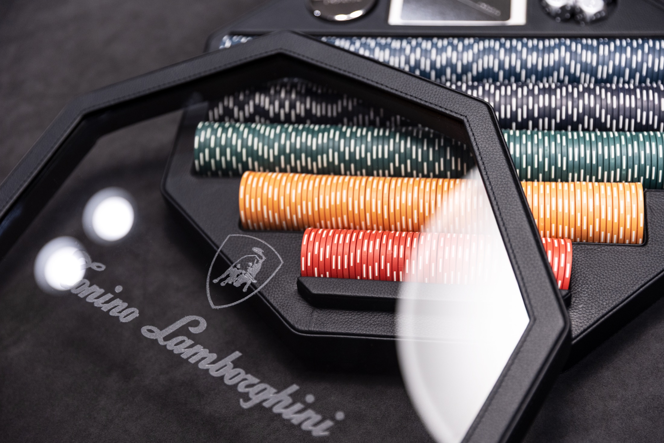 Fotografía real en primer plano del maletín octogonal en cuero y vidrio Tonino Lamborghini con fichas de póker oficiales