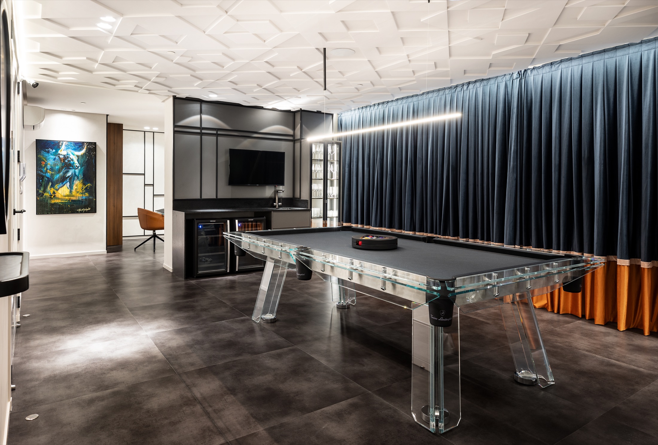 Fotografía real del Salón de Juegos con mesa de billar estructurada en vidrio templado transparente y acero inoxidable con troneras en cuero Tonino Lamborghini