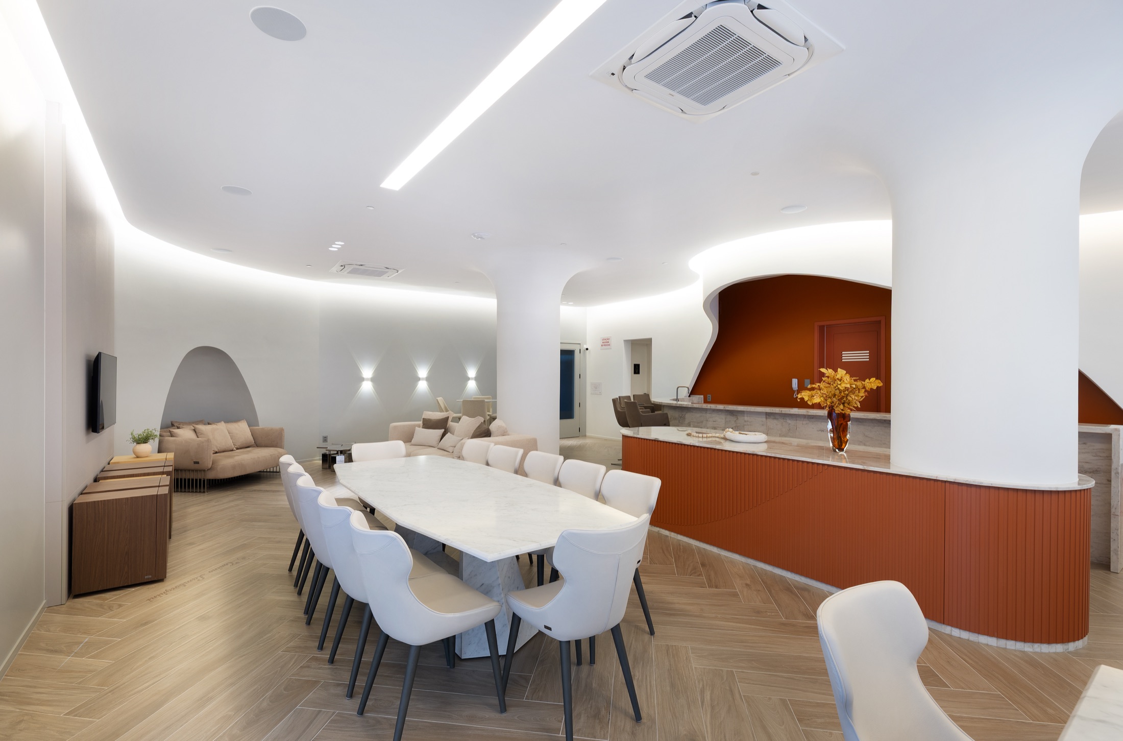 Fotografía real del comedor del Salón de Fiestas con piso en espiga, mesas en mármol y nichos en arco